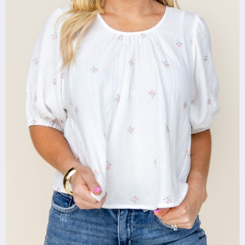 White Floral Women's Top With Puff Sleeves And Cut Out Back. NWT! Size L